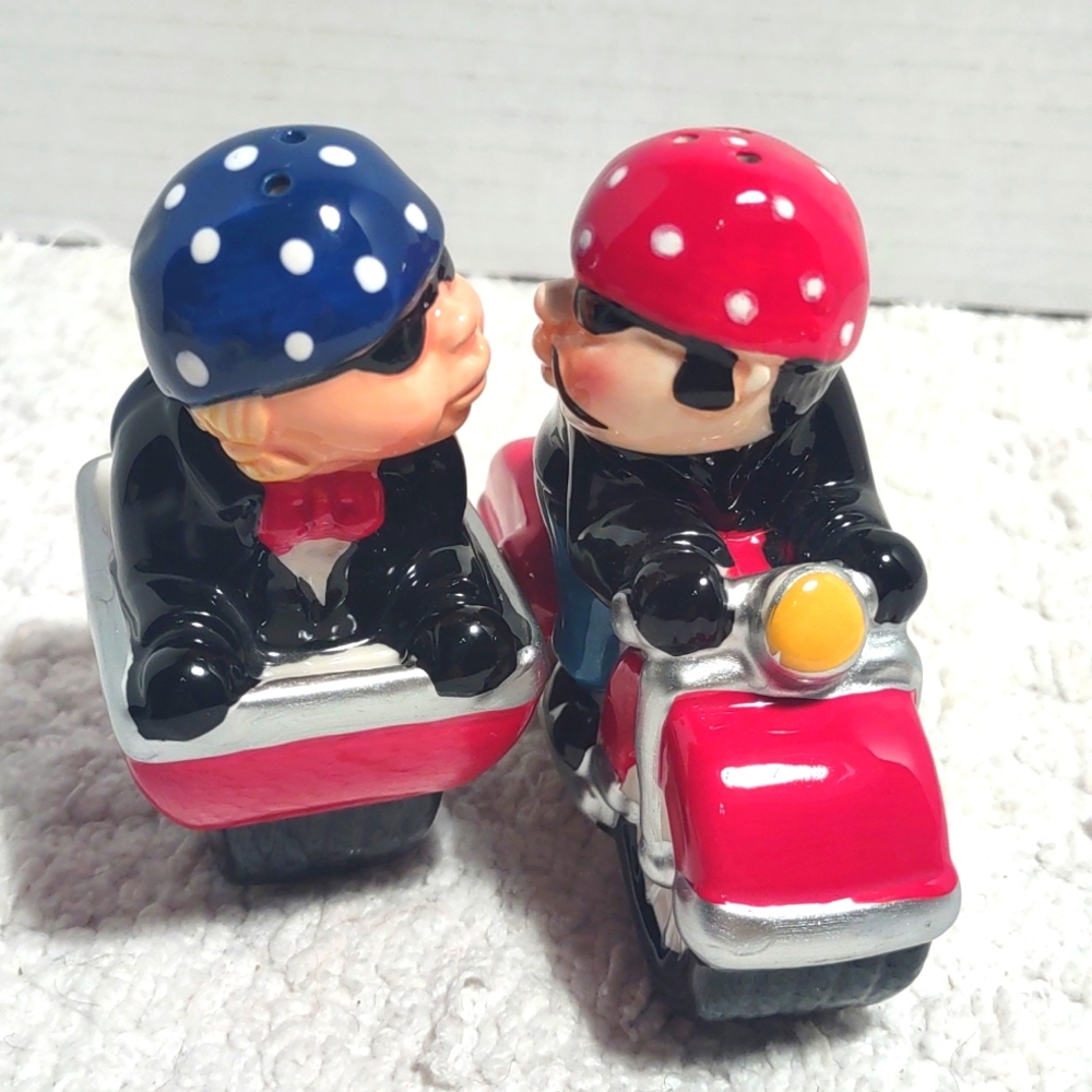 Motorcycle Riders Salt/Pepper Shakers - Picture 2 of 3